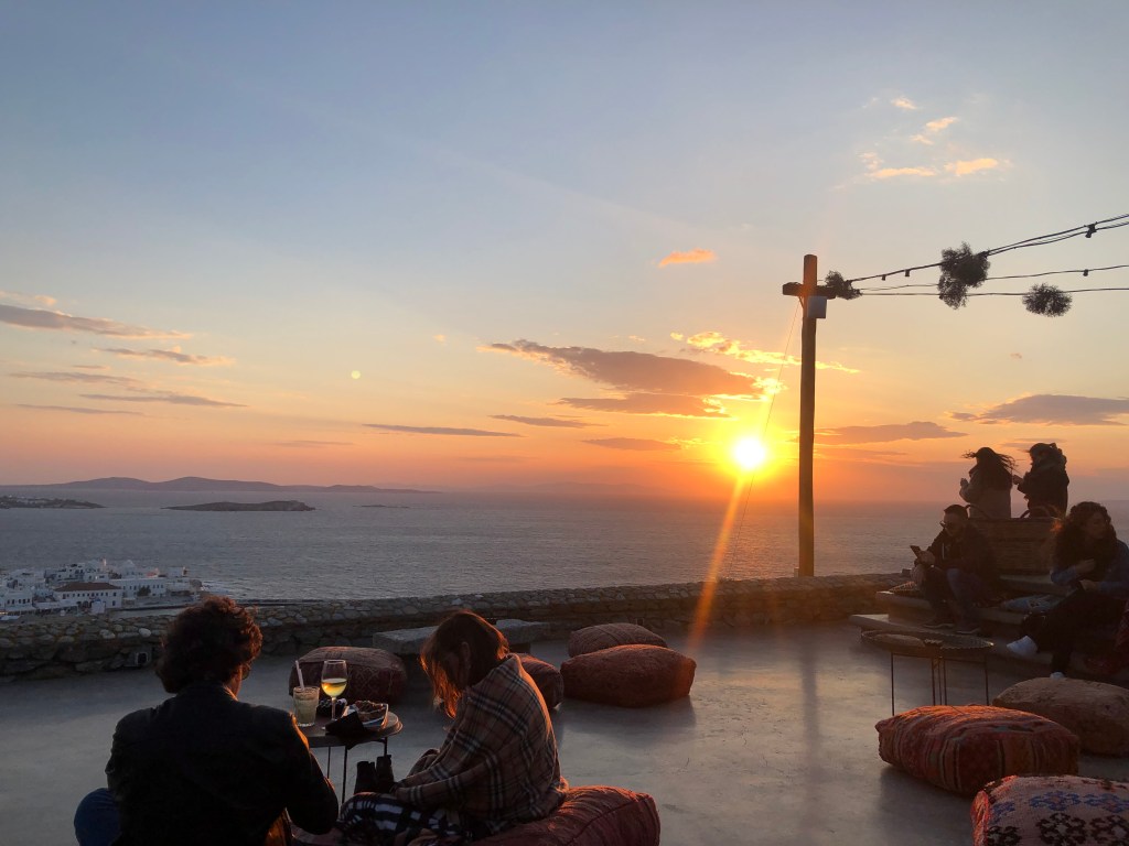 Vue panoramique du 180 Sunset Bar à Mykonos, Grèce