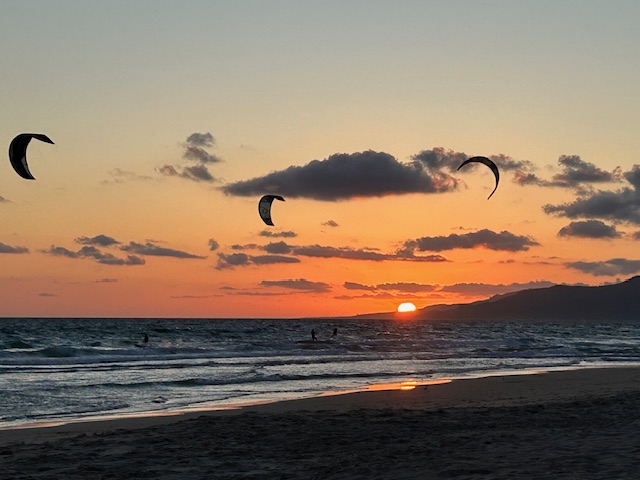 image de Kitesurf au coucher du soleil, Tarifa, Andalousie, Espagne