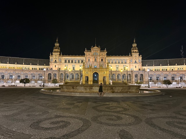 La Place d'Espagne illuminée et déserte en soirée, Andalousie.
