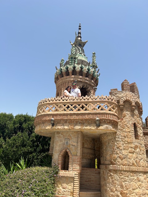 Deux amoureux dans la tour du Castillo de Colomares, Andalousie, Espagne