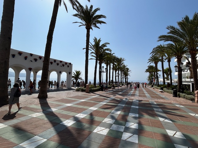 Vue du Balcon de l'Europe à Nerja, Andalousie, Espagne